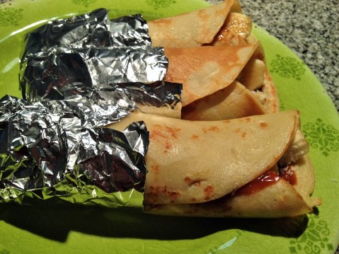 Panqueques con plátano, manjar y coco