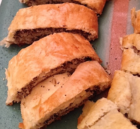 Pasteles rellenos con amapola, nuez y almendra
