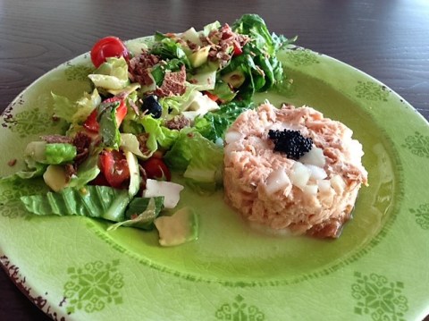 Timbal de salmón ahumado y Ensalada