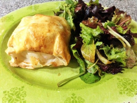 camembert-envuelto-y-ensalada-1